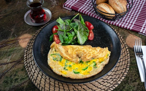 avokado ve cheddarli omlet