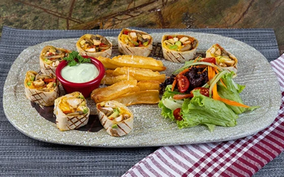 avokadolu cheddarli chicken wrap