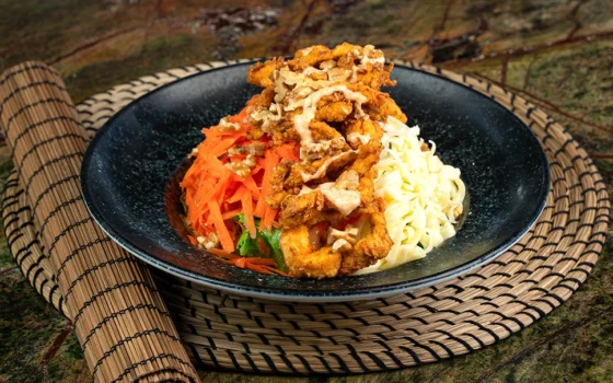 cajun baharatli tavuk salata