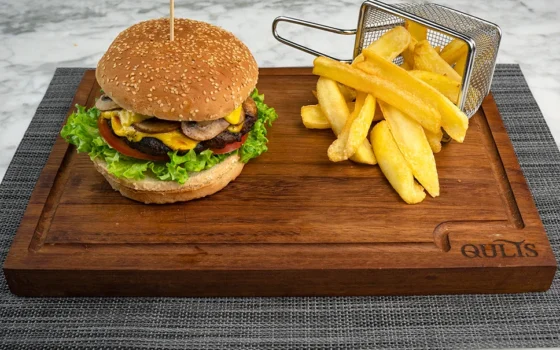 karamelize mantarli soganli burger